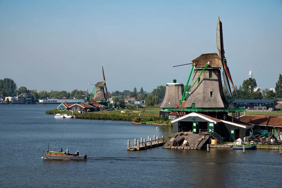 Amsterdam: Explore Zaanse Schans: Half-Day Luxury Coach Trip - Arriving at the Windmill Village