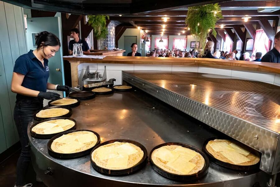 Amsterdam: Explore Zaanse Schans: Half-Day Luxury Coach Trip - The Wooden Shoe Shop and Clog-Making