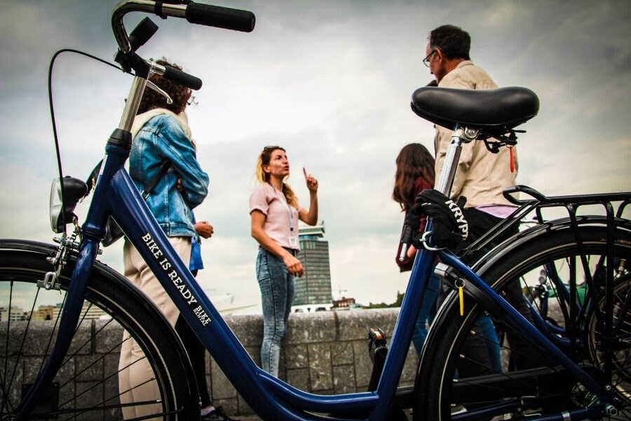 Amsterdam full day: Walking, Biking & Cruising with Lunch - Cycling from Centraal to the Jordaan