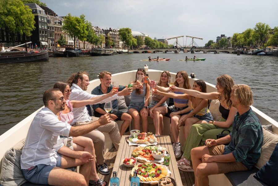 Amsterdam: German Guided Canal Cruise with on Board Bar - Why Amsterdam looks different from the canal