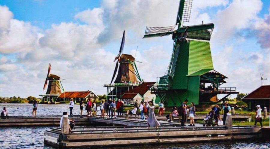 Amsterdam: Giethoorn and Zaanse Schans Windmills Day Tour - Lunch and free time in Giethoorn