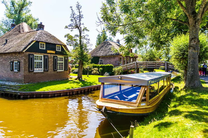 Amsterdam: Giethoorn Day Trip with Boat Tour - Why Giethoorn makes a good day away from Amsterdam