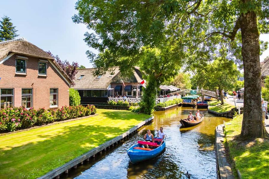 Amsterdam: Giethoorn Day Trip with Boat Tour - Free time for lunch and an independent walk