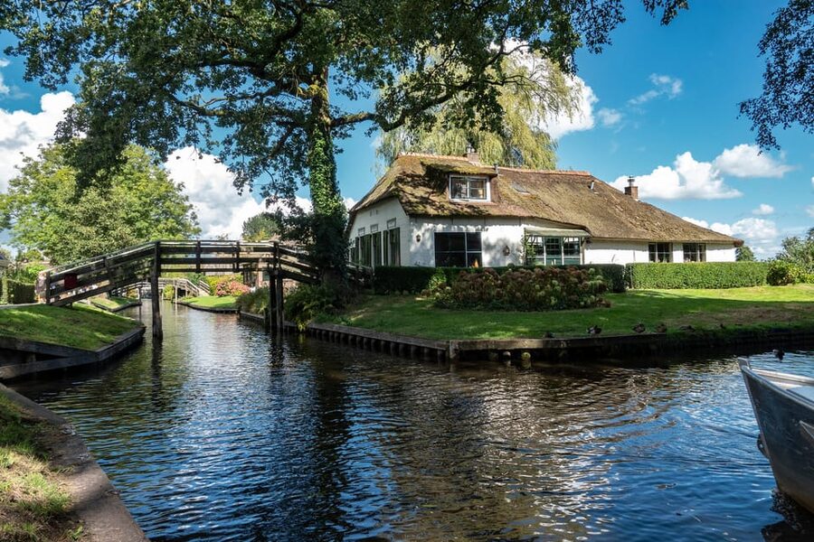 Amsterdam: Giethoorn Tour Scenic Cruise, Cheese & Free Time - What the $75 price really covers