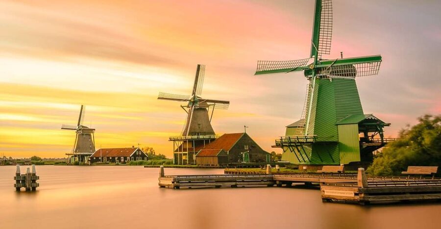 Amsterdam: Giethoorn Tour with Canal Cruise and Windmills - Zaanse Schans puts Dutch symbols in one place