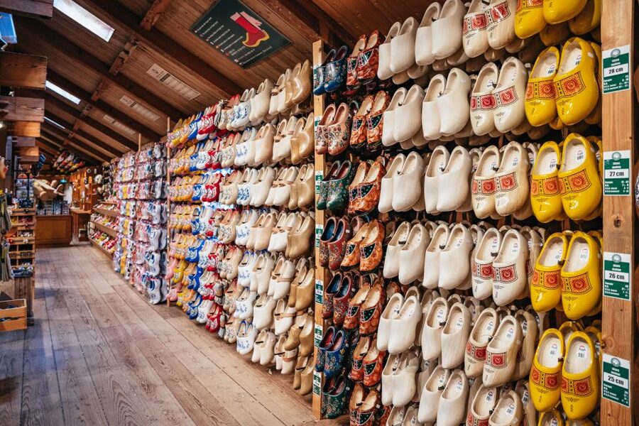 Amsterdam: Giethoorn, Volendam, and Zaanse Schans Tour - Zaanse Schans: windmills, clogs, and cheese in 105 minutes