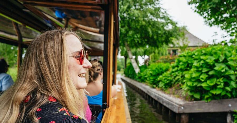 Amsterdam: Giethoorn, Volendam, and Zaanse Schans Tour - The long road to Giethoorn