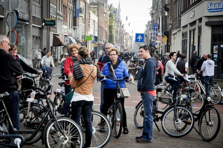 Amsterdam: Guided City Bike Tour in French - What the French guiding adds
