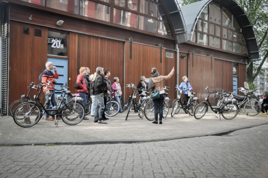 Amsterdam: Guided City Bike Tour in French - Bikes, group size, and family details