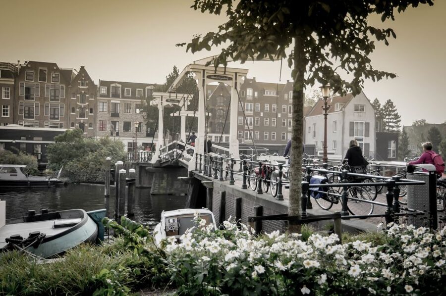 Amsterdam: Guided City Bike Tour in French - The Nine Streets and the canal belt