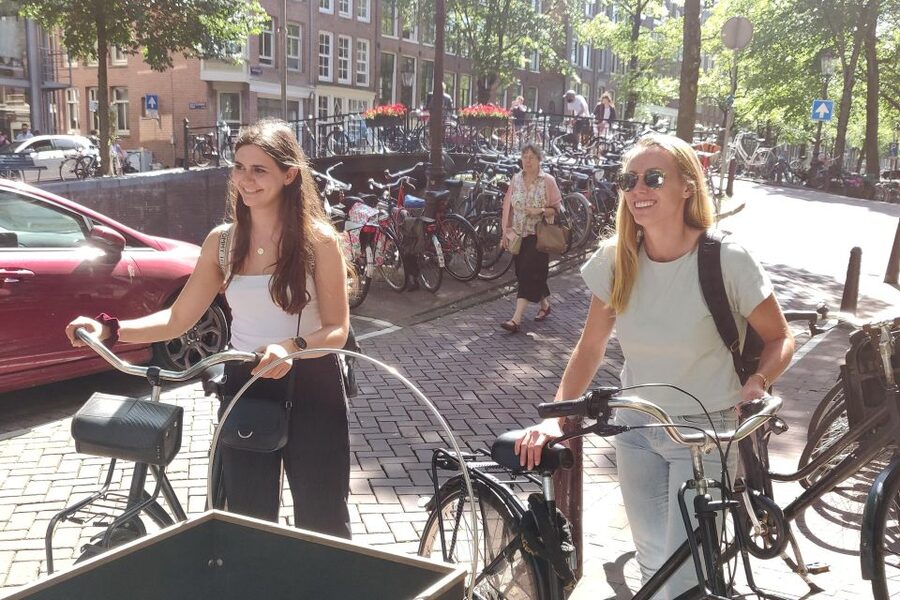 Amsterdam: Guided Food Tour with Tastings - The guides make the small group work