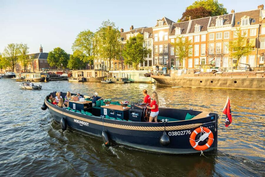 Amsterdam: Guided Open Boat Canal Cruise Including Drink - What the one-hour format does well