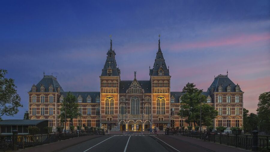 Amsterdam: Guided Rijksmuseum Tour in Spanish - The Rijksmuseum building is part of the visit