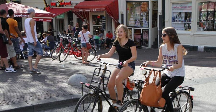 Amsterdam: Guided Sightseeing Bike Tour - Why Amsterdam works so well by bicycle
