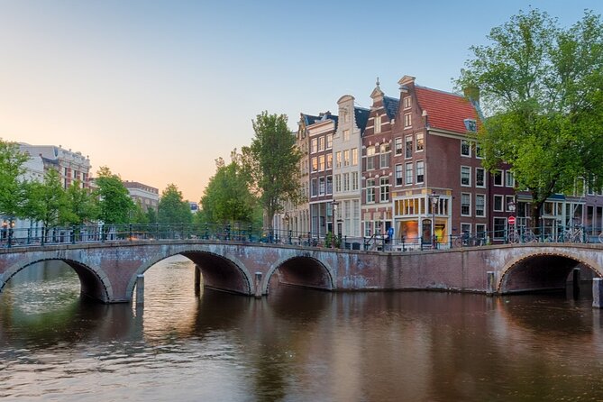 Amsterdam Haunted History and Ghost Walking Tour - What the guides do best