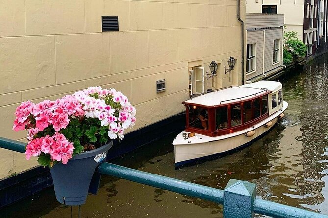Amsterdam Highlights Canal Cruise with a Drink - A protected UNESCO canal setting