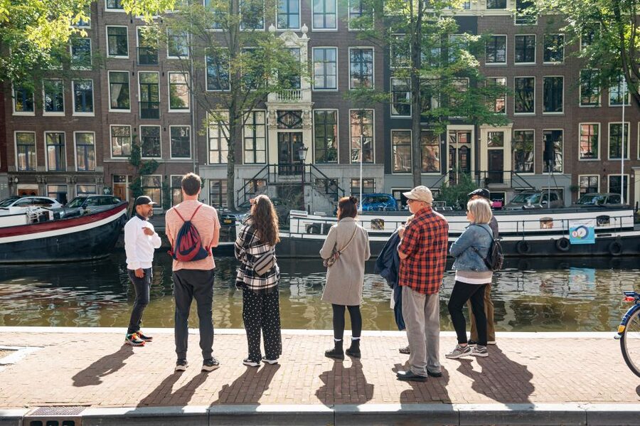 Amsterdam: Highlights & History Walking Tour - What the guides add to the walk