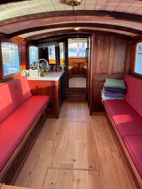 Amsterdam: Historic Boat Cruise with open bar and nibbles - A one-hour look at Amsterdam-Centrum