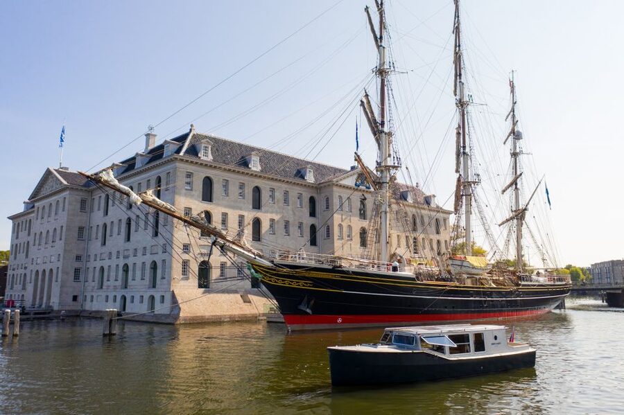 Amsterdam: Historic Boat Cruise with open bar and nibbles - The open bar is more than a side benefit
