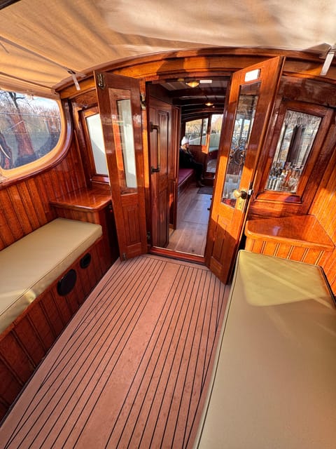 Amsterdam: Historic Boat Cruise with open bar and nibbles - Indoor comfort, outdoor views, and Dutch weather