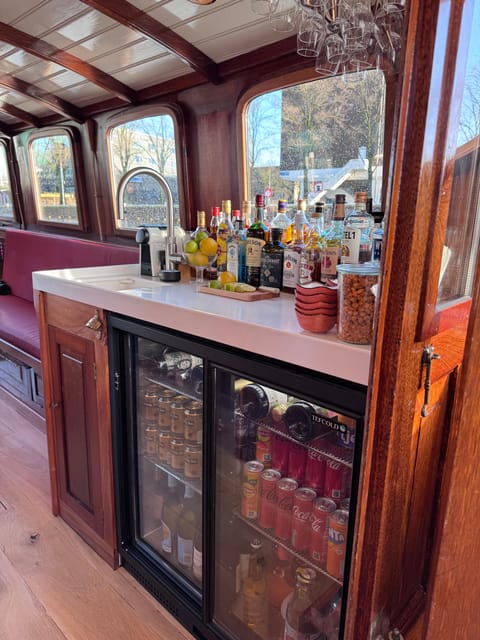 Amsterdam: Historic Boat Cruise with open bar and nibbles - Who will get the most from this cruise