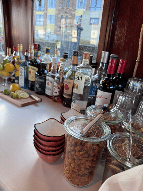 Amsterdam: Historic Boat Cruise with open bar and nibbles - Is $69 a fair price?