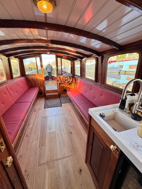Amsterdam: Historic Boat Cruise with open bar and nibbles - Should you book Sophie?