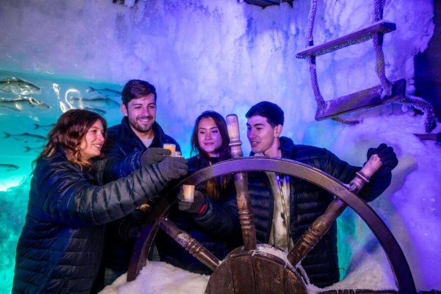 Amsterdam: Icebar Entry Ticket with 3 Drinks - Starting in the warm lounge