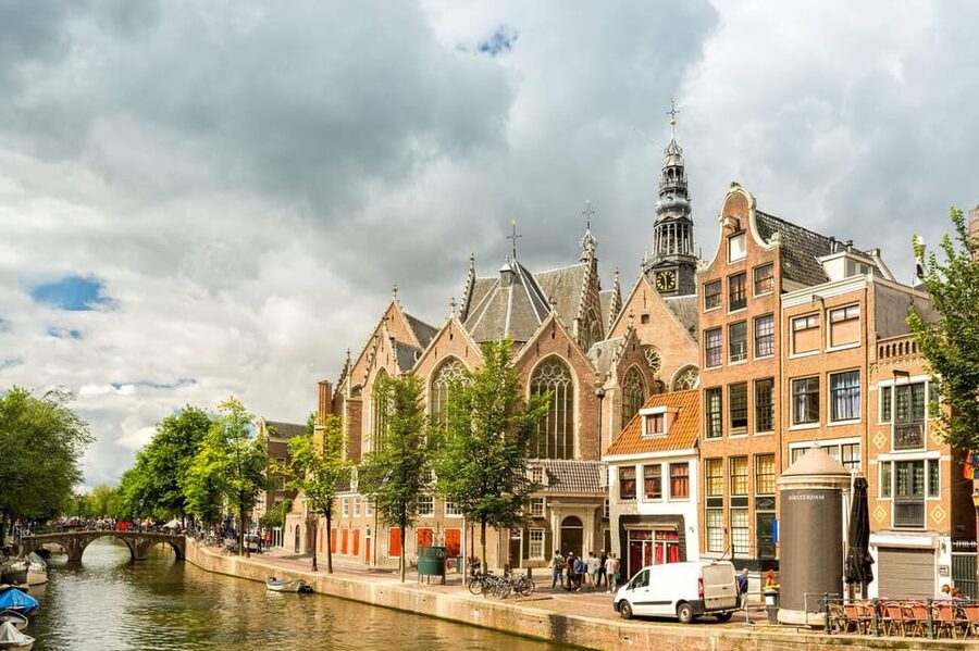 Amsterdam: Introduction walking tour - From Dam Square to the Royal Palace