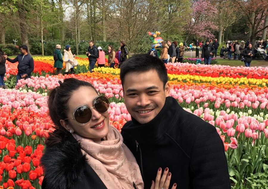 Amsterdam: Keukenhof Tulip Garden and Giethoorn Experience - Walking, weather, and comfort