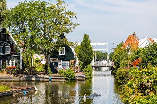 Amsterdam: Keukenhof, Zaanse Schans & Volendam Tour - The midday break and the tour’s awkward handoff