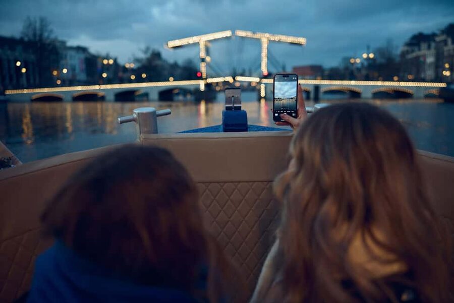 Amsterdam: Light Festival Boat with Unlimited Drinks Option - Magere Brug: the route’s memorable five-minute pause
