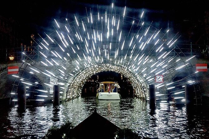 Amsterdam Light Festival: Canal Cruise + Snack & Unlimited Drinks - What the 75-minute cruise is like