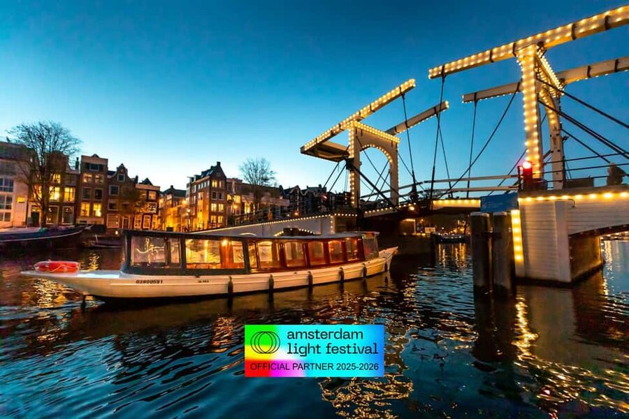 Amsterdam: Light Festival Heated Cruise with Drinks & Snacks - Meeting the boat near Amsterdam Centraal