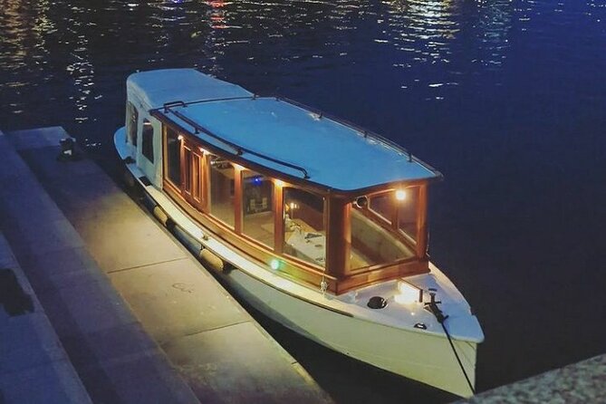 Amsterdam Light Festival Private Cruise With Welcome Drink - What the captain adds to the experience