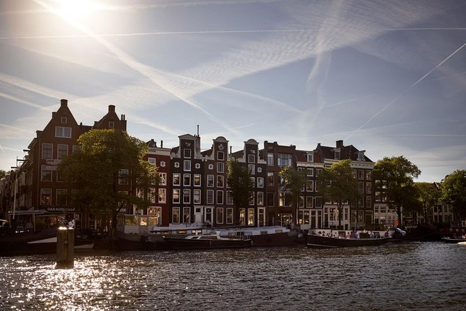 Amsterdam Light Festival: Saloon Boat Cruise + Hot Drinks & Bite - Live commentary and the people onboard