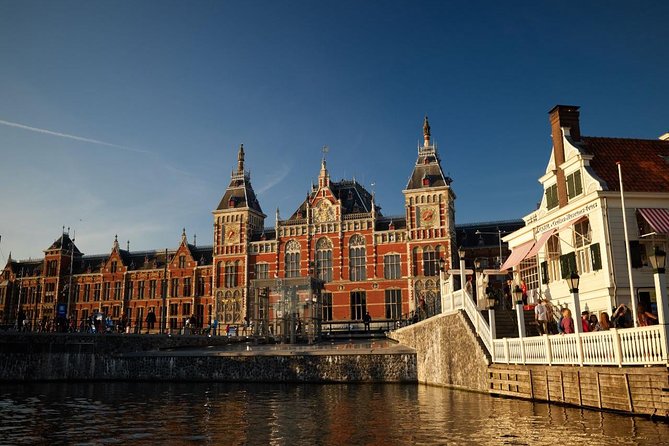 Amsterdam Light Festival: Saloon Boat Cruise + Hot Drinks & Bite - Who should book this cruise