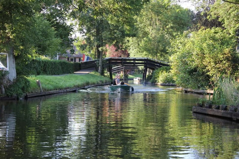 Amsterdam: Live GuideD Giethoorn Boat Tour & Cheese Platter - Guides, languages, and the day’s rhythm