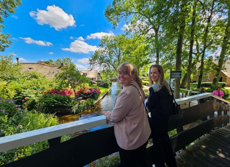 Amsterdam: Live GuideD Giethoorn Boat Tour & Cheese Platter - Arriving in Giethoorn before the cruise