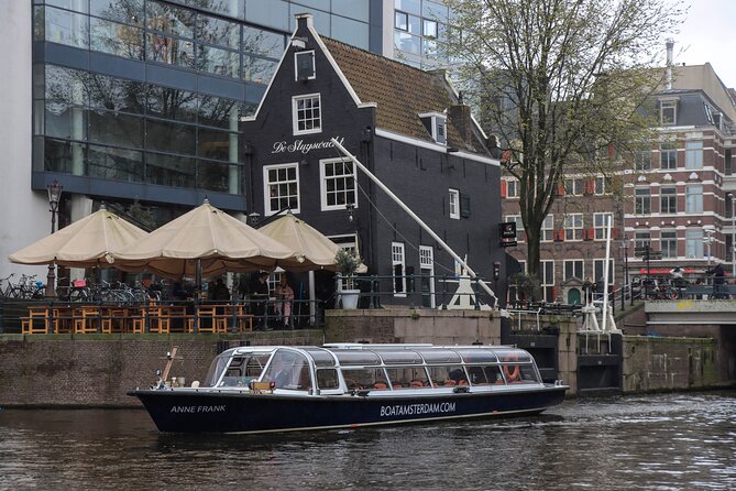 Amsterdam Live Guided Sightseeing Canal Cruise - What the live guide adds