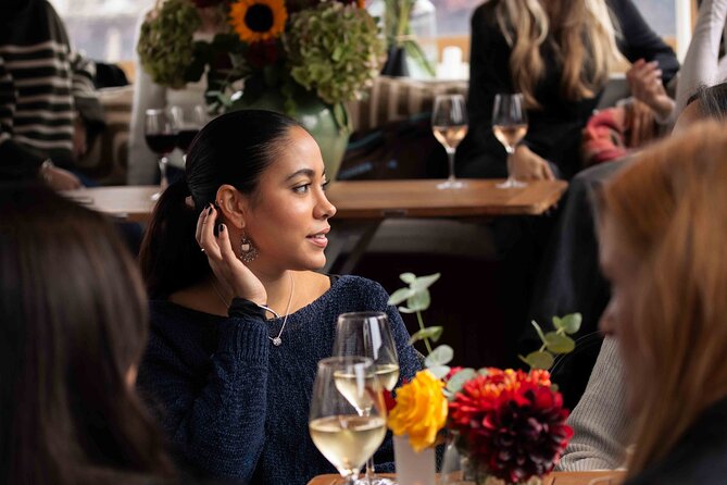 Amsterdam: Luxury Saloon Boat Cruise with Cocktails & Waffle - A one-hour introduction to Amsterdam from the water