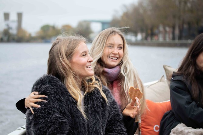 Amsterdam: Luxury Saloon Boat Cruise with Cocktails & Waffle - The Amstel River and the Skinny Bridge