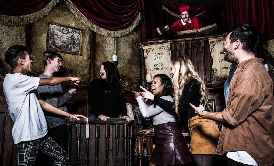 Amsterdam: Madame Tussauds & Amsterdam Dungeon Combo Ticket - Two very different attractions in central Amsterdam