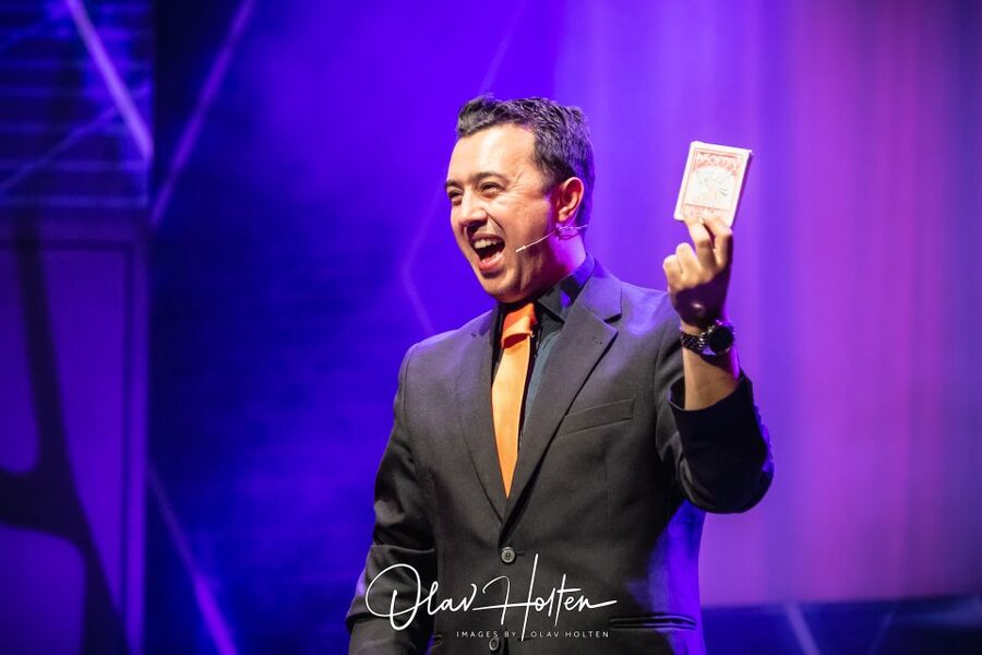 Amsterdam: Magic Show - Four styles of magic in one 105-minute program