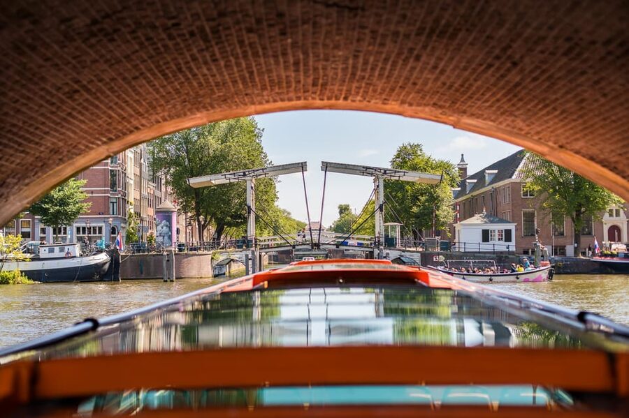 Amsterdam: Moco Museum Entry Ticket and Canal Cruise - What the GPS audio guide adds