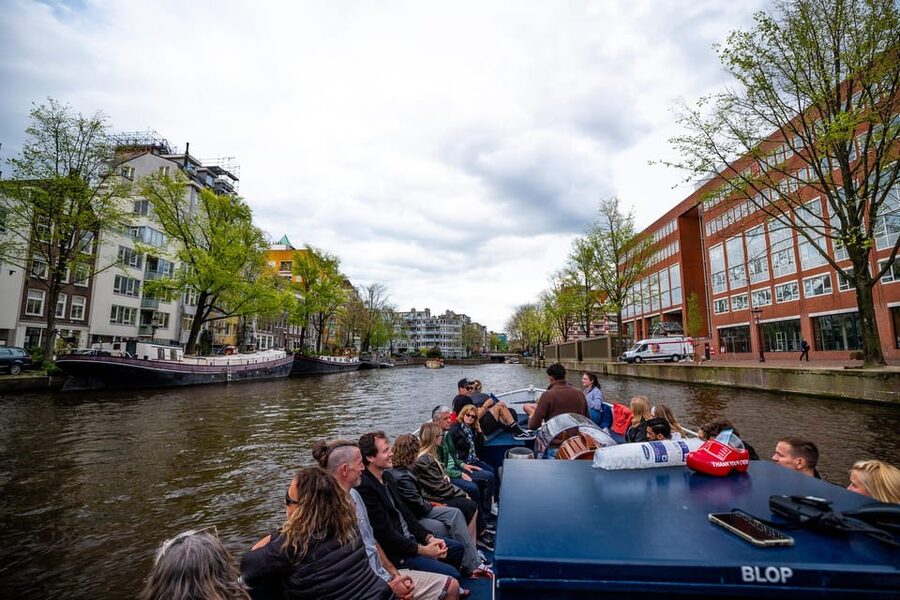 Amsterdam:Old City Canal Cruise with Live Guide and Open Bar - Starting at the H’Art Museum