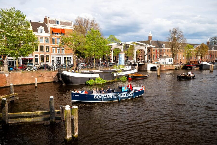 Amsterdam:Old City Canal Cruise with Live Guide and Open Bar - Historic bridges and the view from the water