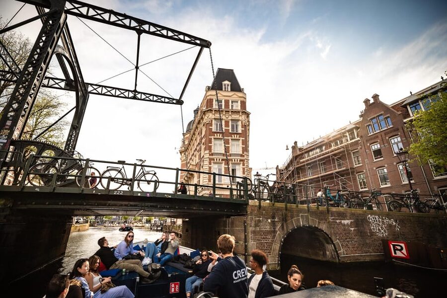 Amsterdam:Old City Canal Cruise with Live Guide and Open Bar - Who will enjoy this canal cruise most