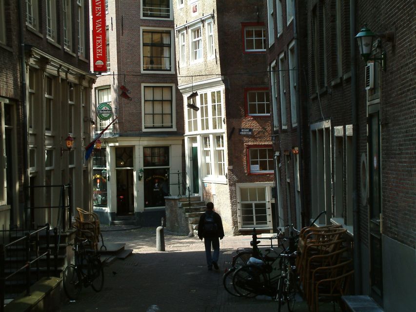 Amsterdam Old City Private Walking Tour - The Red Light District without reducing it to a spectacle