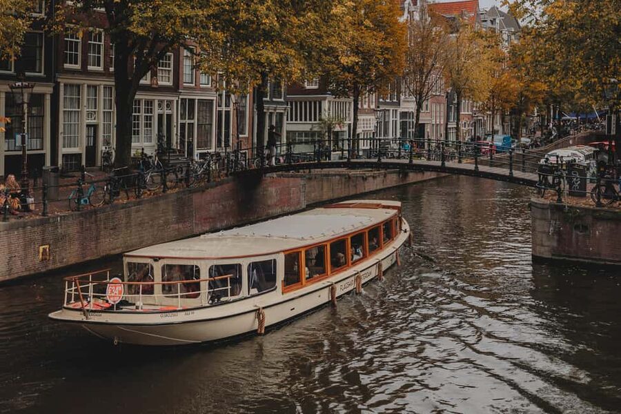 Amsterdam: Open Boat Cruise option Unlimited Drinks & Bite - What the guides add to the ride